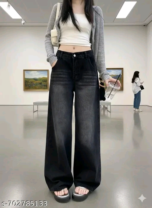 Model wearing women's baggy jeans